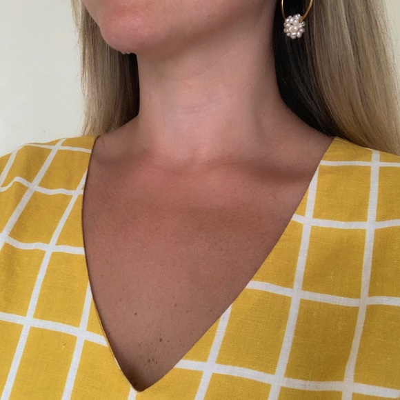 Tiny pearl balls / Gold Hoop Earrings - Picture 4 of 4